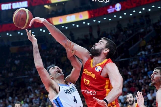 Spaniard Marc Gasol (d) in the fight with Argentina's Luis Scola in the final of the World Basketball Championship on September 15, 2019 in Beijing. 