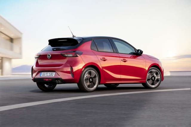 Lower, the new Opel Corsa is adorned with a dress more in line with the canons of the moment with a tonic and stockier look. 