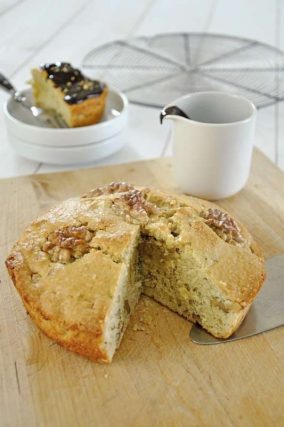 Walnut cake, praline chocolate coulis 