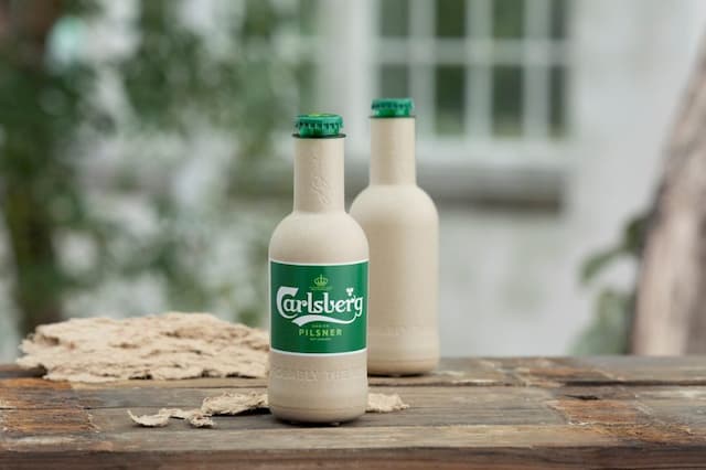 Carlsberg presented on October 11 two prototypes of paper beer bottles.