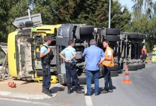 Near Châteaubriant, at Derval, a truck ends up in a ditch