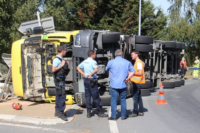 Near Châteaubriant, at Derval, a truck ends up in a ditch