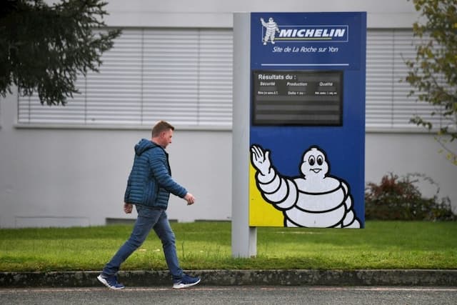 An employee in front of the Michelin site of La Roche-sur-Yon on October 10, 2019, after the announcement of his next closing. 