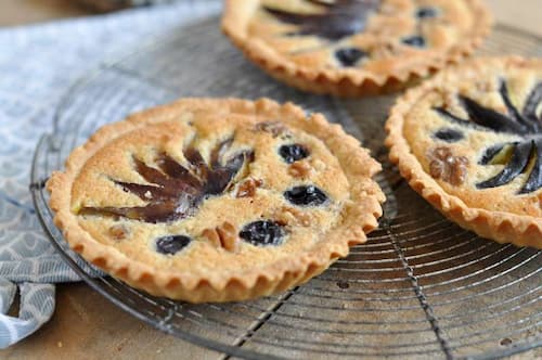 Tart with figs, walnuts, grapes and homemade frangipane