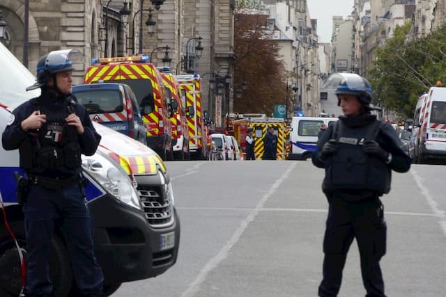 Attack at the Paris police headquarters: four dead including three policemen