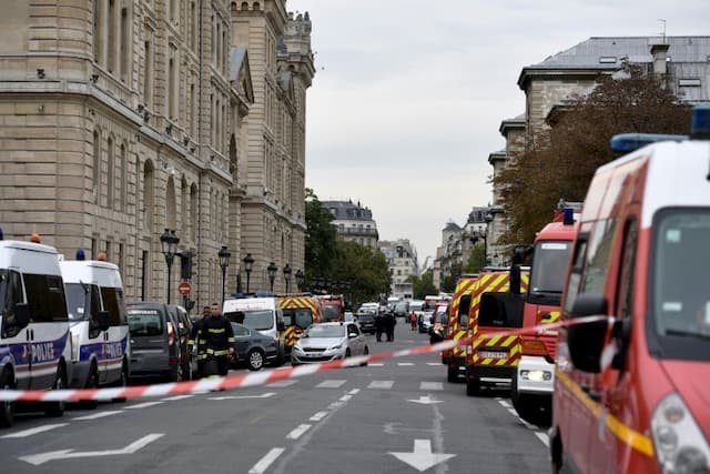 police vehicle and firefighters around the Paris police headquarters where 4 people were killed on 3 October 2019.