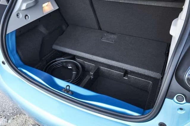 The new Renault Zoe offers a 338 cm 3 trunk that can be adjusted thanks to the 1 / 3-2 / 3 folding bench