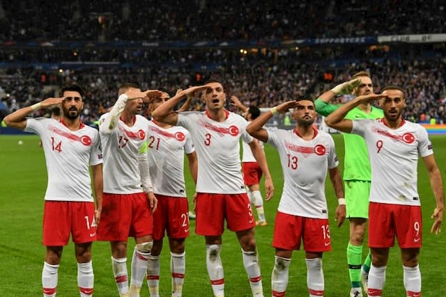 Turkish players salute their fans after the draw against France on 14 October 2019 at the Stade de France.