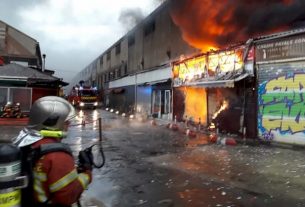 The fire ravaged 300 m2 of premises at the flea market in Marseille