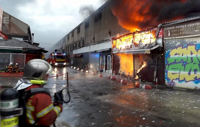 The fire ravaged 300 m2 of premises at the flea market in Marseille