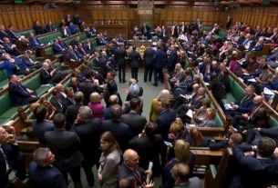 Brexit: MPs vote for early elections on 12 December