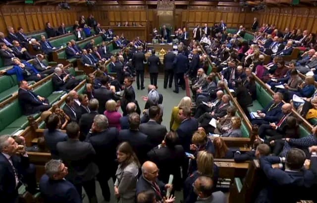 Brexit: MPs vote for early elections on 12 December