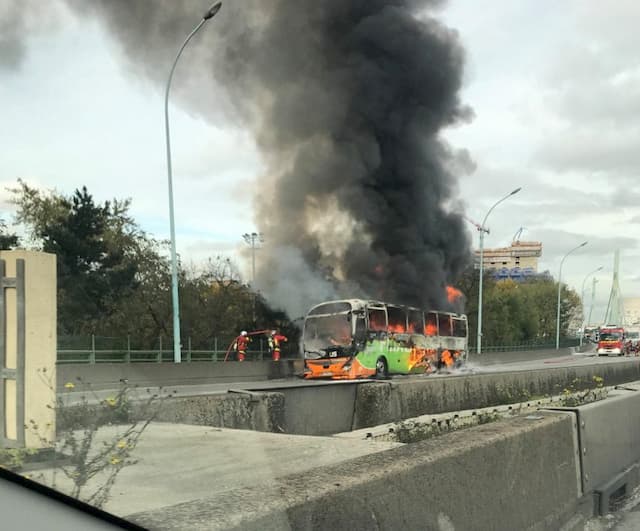 A bus company Flixbus caught fire on Thursday, November 14, 2019 at the door of Ivry, on the inner ring road. The bus was totally devastated by the fire, despite the intervention of firefighters.