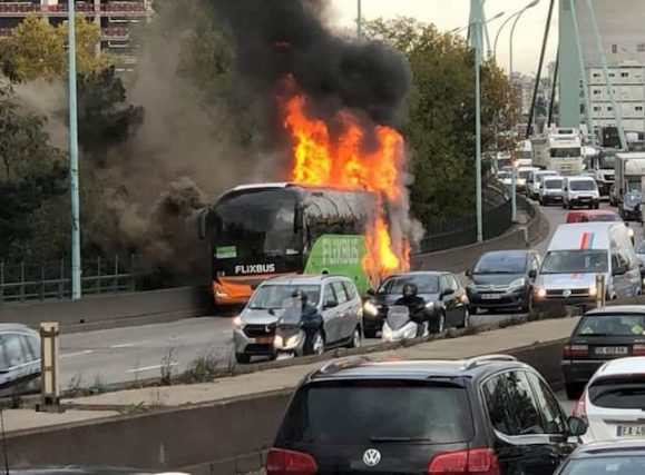 A bus company Flixbus caught fire on Thursday, November 14, 2019 at the door of Ivry, on the inner ring road. 