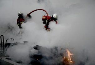 Firefighters intervene place of Italy, starting point of a demonstration of "yellow vests", on November 16, 2019 in Paris.