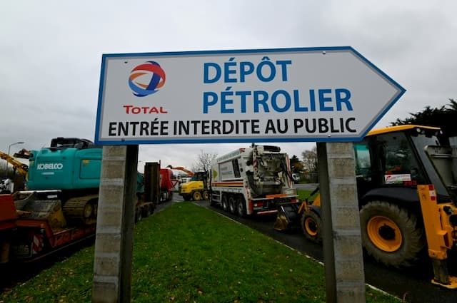 Blocking of the Vern-sur-Seiche  oil depot near Rennes