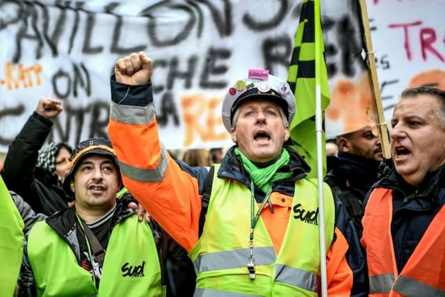 Demonstration at Gare de l'Est in Paris, December 26, 2019, against pension reform. (© AFP / STEPHANE DE SAKUTIN. Demonstration at Gare de l'Est in Paris, December 26, 2019, against reform retirements)