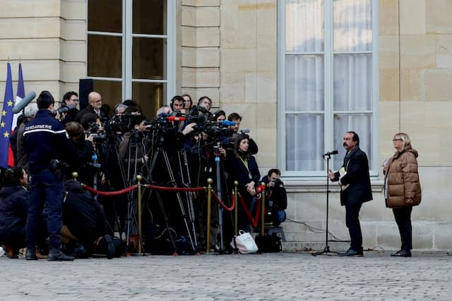 The secretary general of the CGT Philippe Martinez (2D) speaks to the press, at the Hôtel Matignon, on December 18, 2019 in Paris