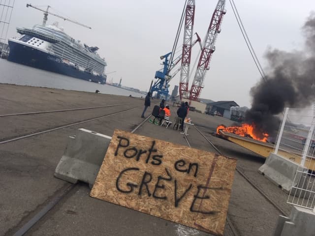 A new “Dead Port” operation began on Wednesday January 22, 2020 at the port of Nantes / Saint-Nazaire (Loire-Atlantique), as part of the movement against pension reform