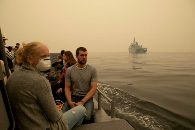 People evacuated from Mallacoota (Australia) by the Australian Navy on January 3, 2020.