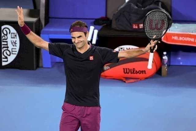 The Swiss Roger Federer arms raised after his victory over the American Steve Johnson in the 1st round of the Australian Open, on January 20, 2020 in Melbourne.