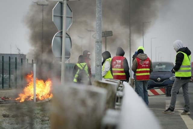 CGT truckers block the entrance to industrial warehouses at the port of Le Havre on January 22, 2020.