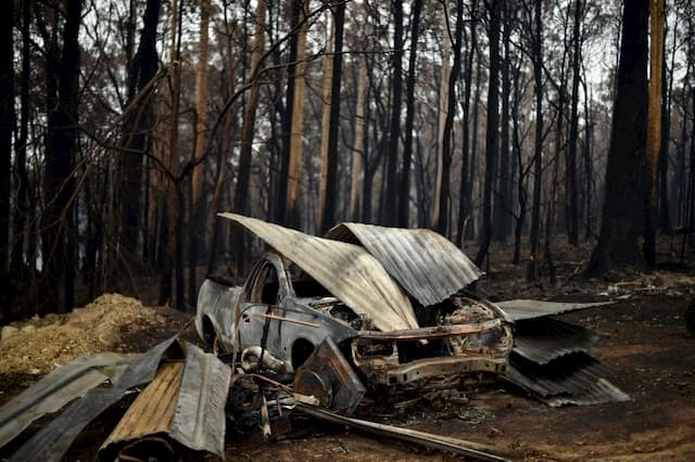A charred vehicle after forest fires in the village of Mogo in New South Wales in Australia on January 6, 2010.