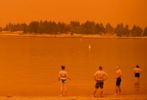 Australians bathe in Jindabyne Lake in New South Wales to cool off while the sky is reddened by fire, January 4, 2020.