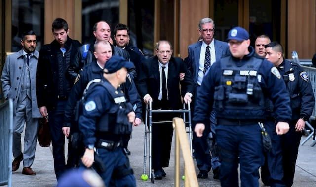 Harvey Weinstein (C) leaves the Manhattan court on January 6, 2020.