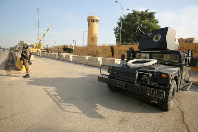 Iraqi soldiers in front of the American embassy in Baghdad, January 2, 2019.