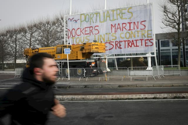 In front of the entrance to the headquarters of the Grand Maritime Port of Le Havre, demonstrators blocked activity on January 22, 2020 to protest against the pension reform.