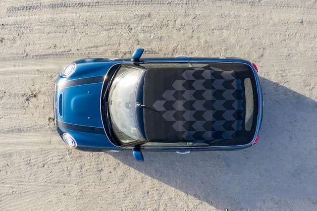 The hood of the MINI Cabrio has a design with arrows, specially developed for this Sidewalk finish. 