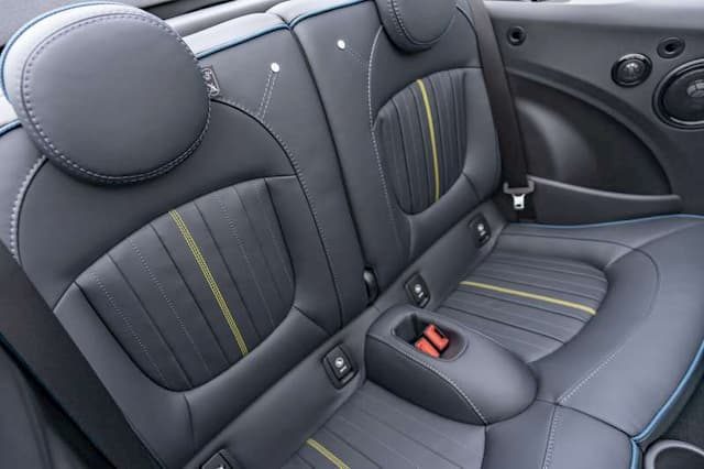 Aboard the MINI Cabrio Sidewalk, the exclusive leather seats combine anthracite leather surfaces with contrasting stitching in the "Petrol" and "Energetic Yellow" colours