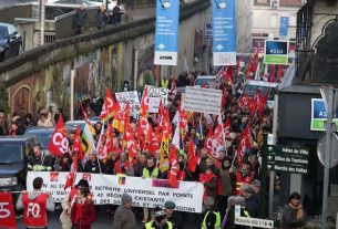 1500 people are marching in Angouleme against the pension reform