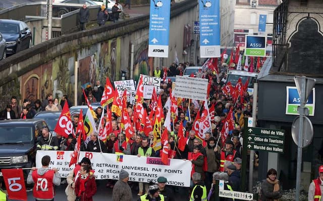 1500 people are marching in Angouleme against the pension reform