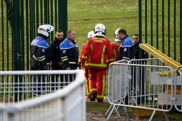 Police and firefighters at the entrance to the Hautes-Bruyères park in Villejuif in the Val-de-Marne, on January 3, 2020.