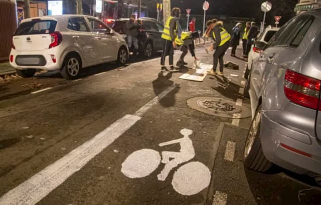Activists of ANV-Cop 21 traced a cycle path during the night of January 10 to 11, 2020 in Toulouse