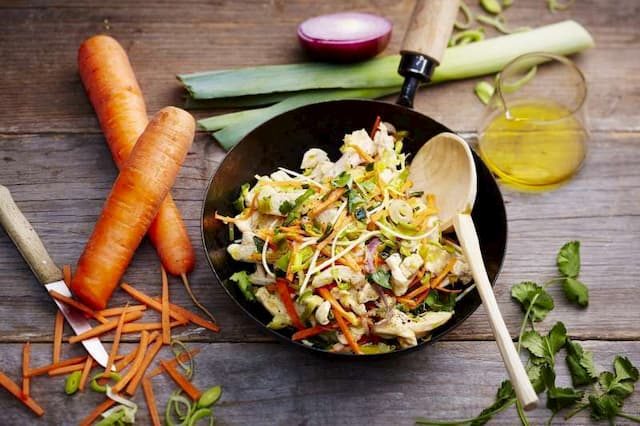 Chicken wok stir-fried with soy and carrots from the Bay of Mont-Saint-Michel and leeks from Normandy. 