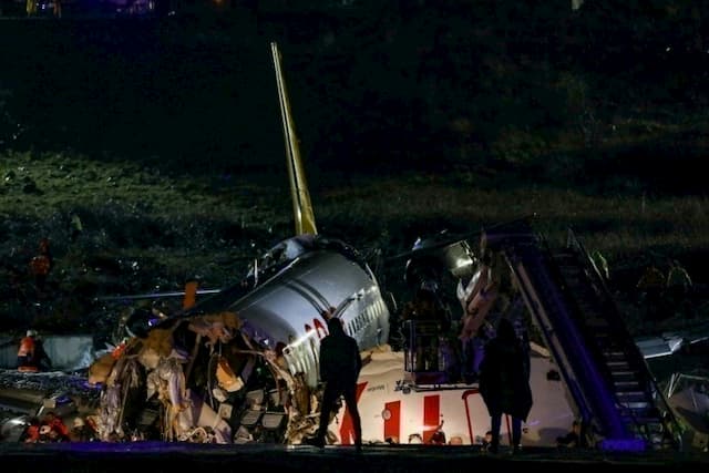 A Boeing 737 of the Turkish company Pegasus broken in half after having left the runway at Sabiha Gökcen International Airport in Istanbul, on February 5, 2020. 