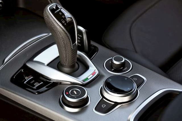 The gear lever of the Alfa Romeo Stelvio adopts a new shape and light reflections to better read its positioning at night.