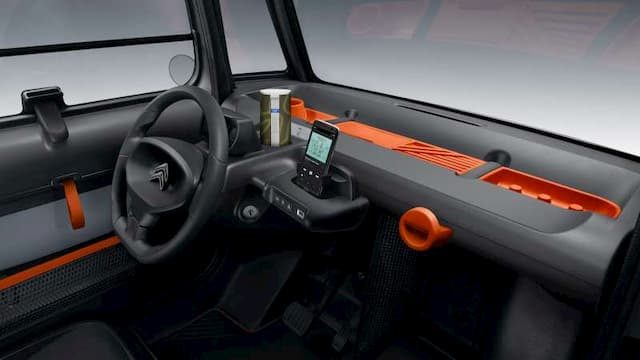 In the Citroën Ami, the storage areas are cleverly distributed in the passenger compartment. 