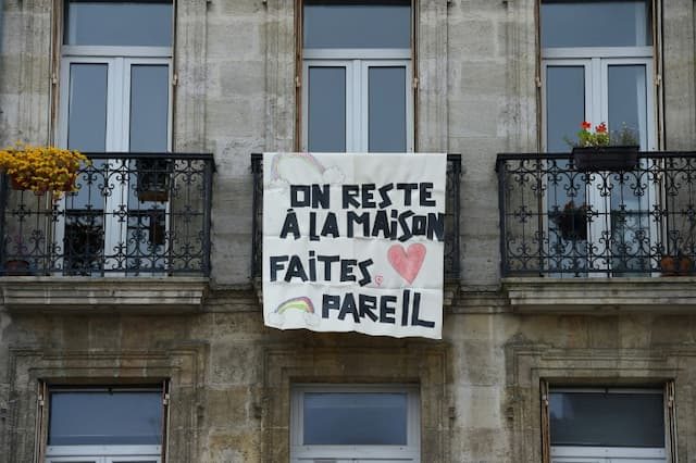Banner hanging on a balcony in Bordeaux, March 16, 2020