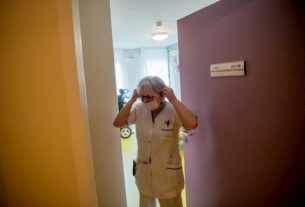 A nurse puts on a protective mask before seeing a sick patient, March 4, 2020 in an Ehpad in Brest.