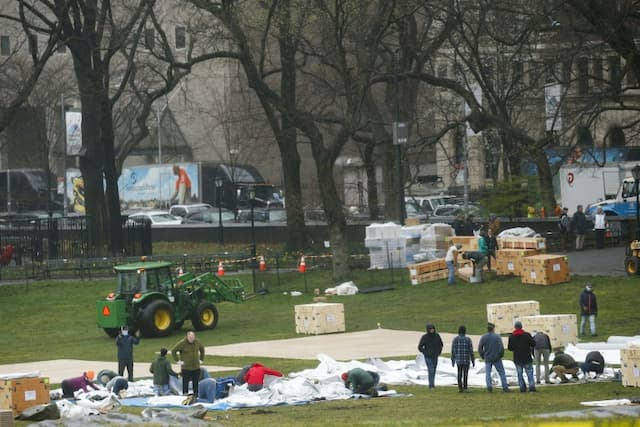 Staff from Samaritan's Purse set up a field hospital in Central Park, New York, on March 29, 2020. 