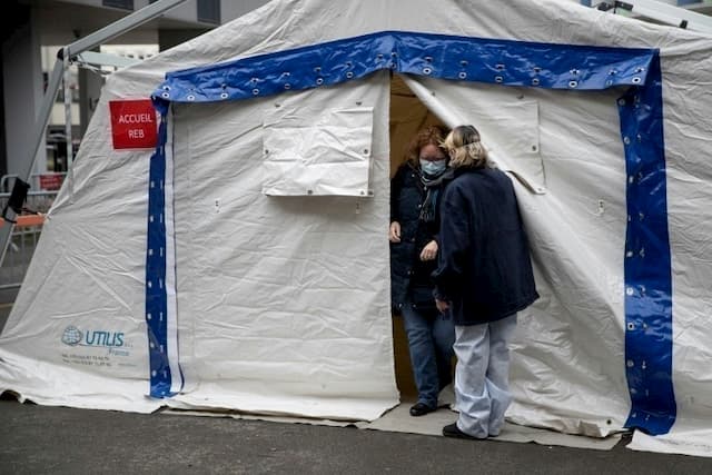 Henri Mondor Hospital in Créteil welcomes people with symptoms of coronavirus in a tent set up in the courtyard, on March 6, 2020.