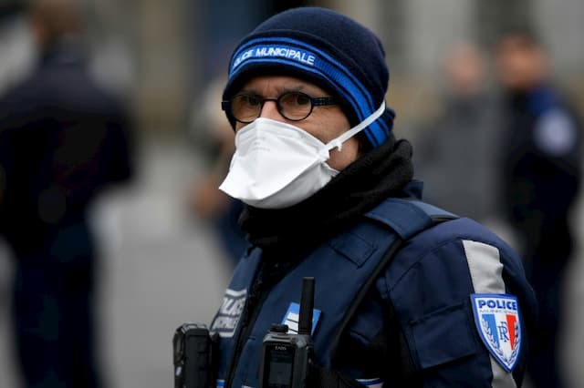 A policeman protected by a mask in Rennes, March 21, 2020.