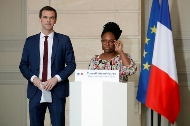 Government spokesperson Sibeth Ndiaye (c) and Minister of Health Olivier Véran (g) during a press briefing at the Elysée on the coronavirus, on March 4, 2020 in Paris.