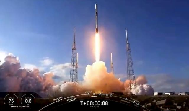 SpaceX to send tourists to International Space Station