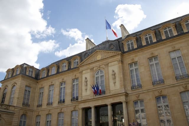 It is from the Elysée Palace, the Head of State held a videoconference on deconfinement with twenty local elected officials about deconfinement