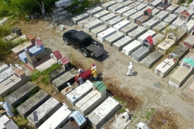 Burial in a cemetery in Guayaquil, April 12, 2020 in Ecuador. 